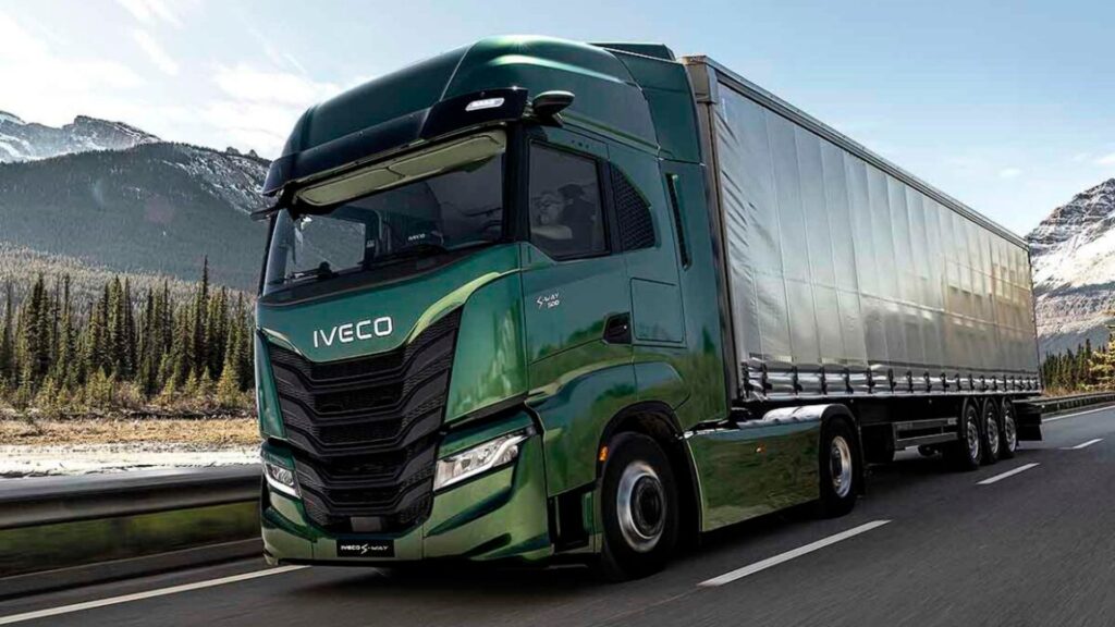Iveco S-Way 2025 verde em movimento.