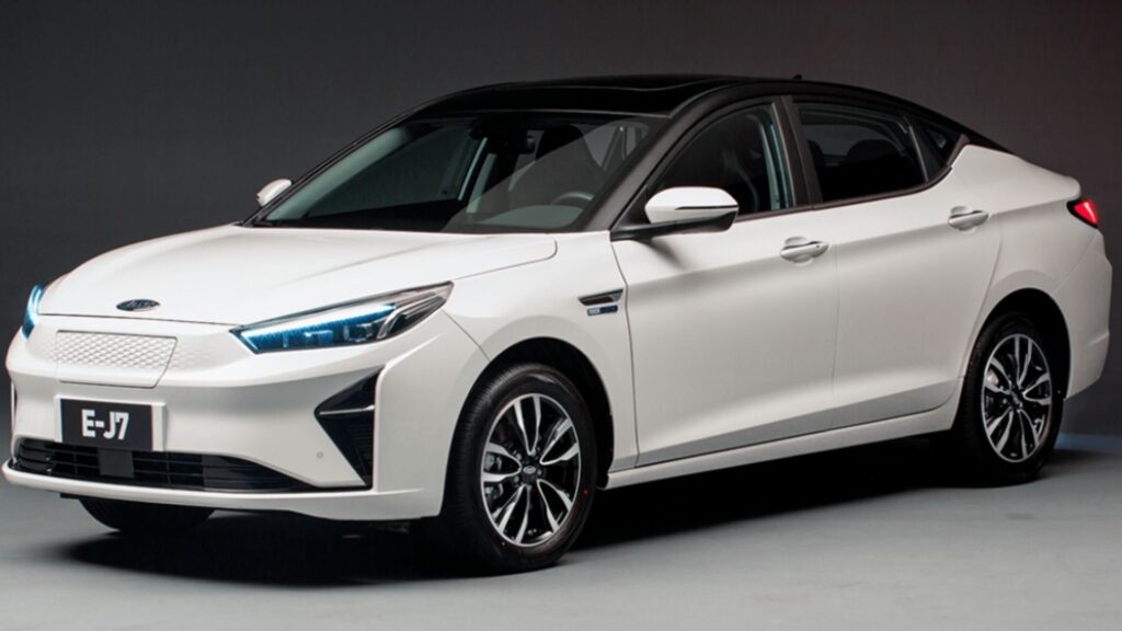 Jac E-J7 2025 branco na diagonal.