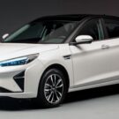 Jac E-J7 2025 branco na diagonal.