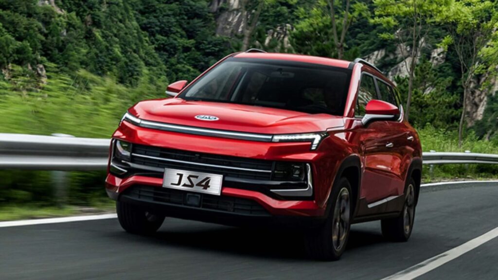 Jac E-JS4 2025 vermelho na estrada.
