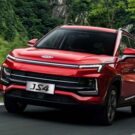 Jac E-JS4 2025 vermelho na estrada.