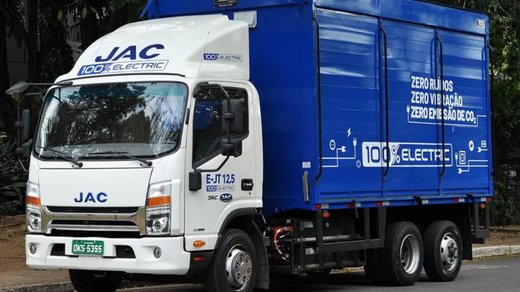Dianteira do Jac E-JT12,5 2025 estacionado.