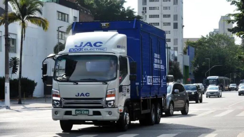 Jac E-JT12,5 2025 no trânsito.