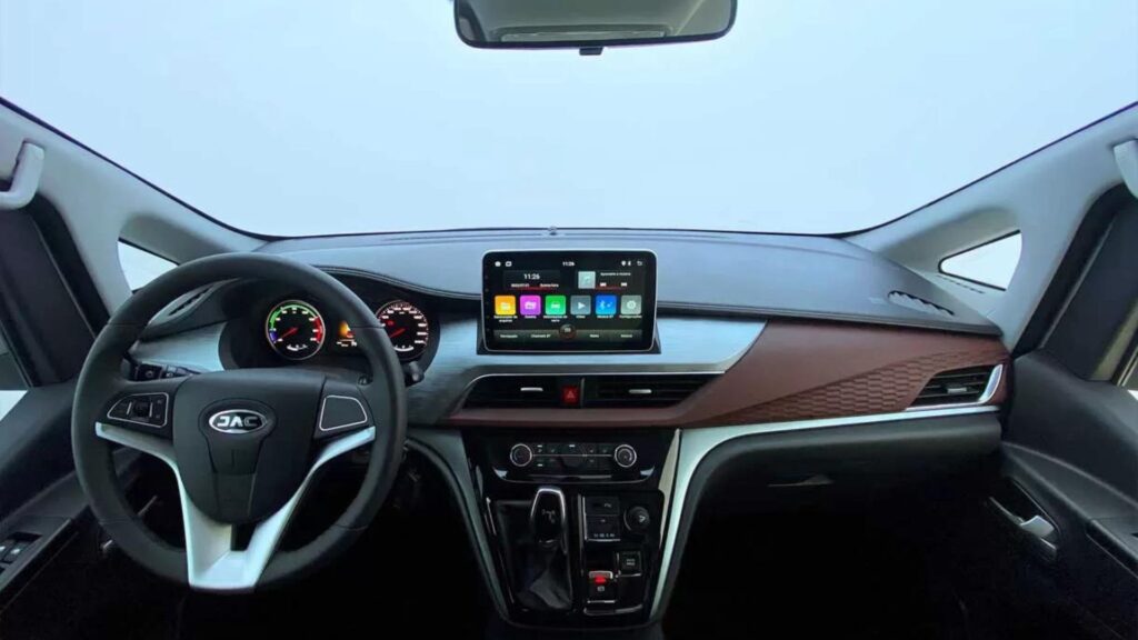 Interna do Jac E-JV7L 2025.