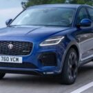 Jaguar E-Pace 2025 azul na estrada.