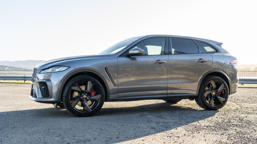 Lateral do Jaguar F-Pace 2025.