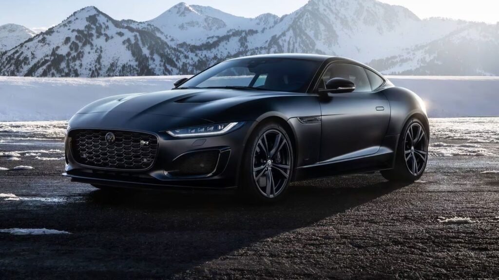 Jaguar F-Type 2025 preto com o fundo de montanhas de neve.