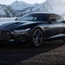 Jaguar F-Type 2025 preto com o fundo de montanhas de neve.