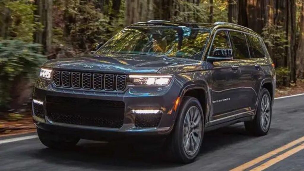 Jeep Grand Cherokee 2025 na estrada.