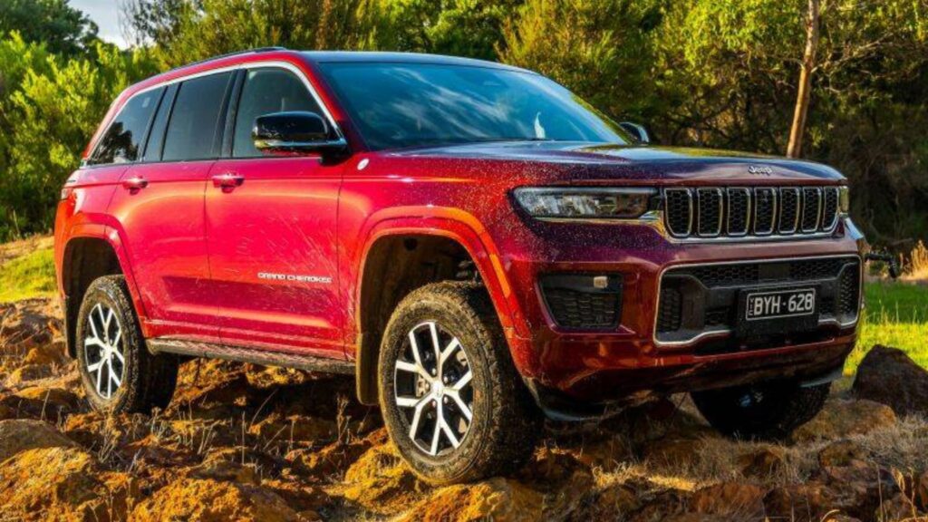 Jeep Grand Cherokee 2025 vermelho na terra.