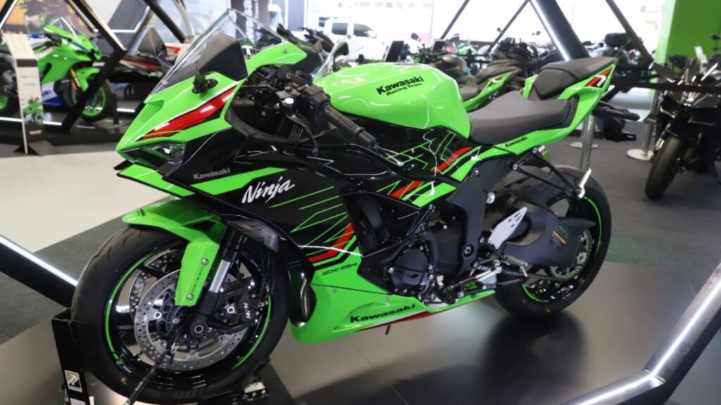 Kawasaki Ninja ZX-6R 2025 verde parada.