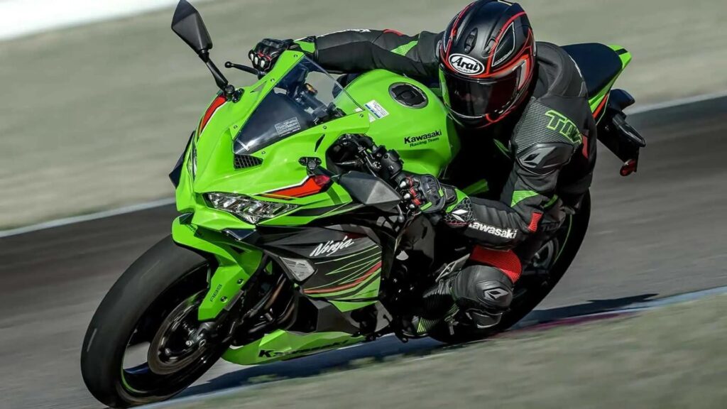 Kawasaki Ninja ZX-4R 2025 verde em pista.