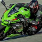 Kawasaki Ninja ZX-4R 2025 verde em pista.