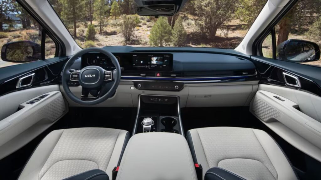 Interna do Kia Carnival 2025.