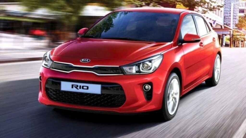 Kia Rio vermelho na estrada.
