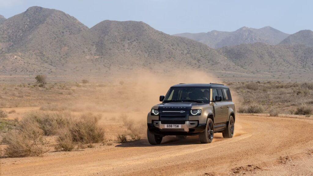 Land Rover Defender 2025 na estrada de terra.