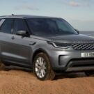 Land Rover Discovery 2025 na areia.