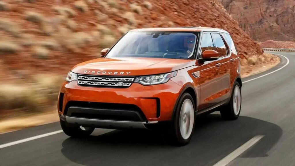 Land Rover Discovery 2025 laranja na estrada.
