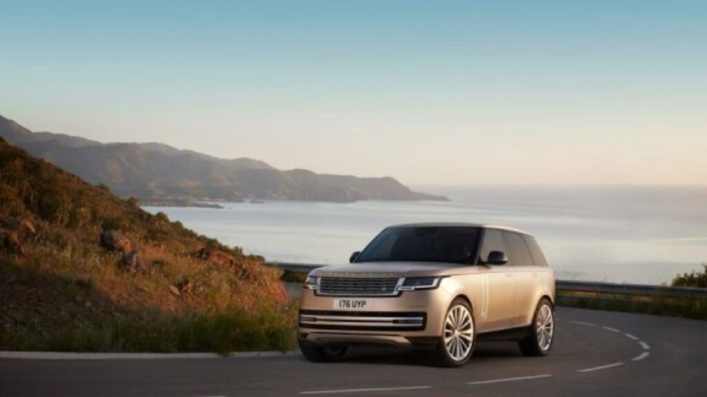 Land Rover Range Rover 2025 na estrada.