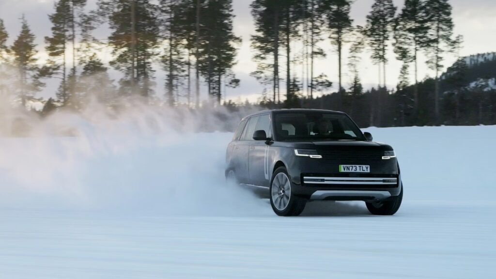 Land Rover Range Rover 2025 na neve.