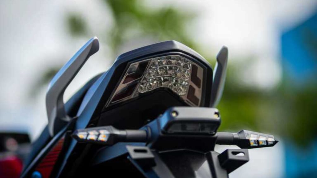 Lanterna traseira da Shineray JEF 150s EFI 2025.