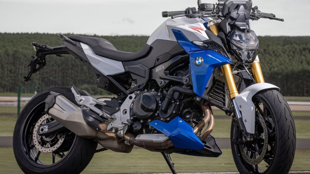 Lateral da BMW F 900 R 2025.