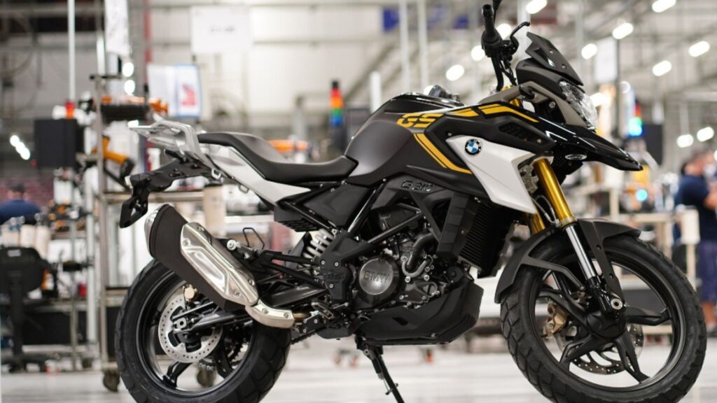 Lateral da BMW G 310 GS 2025.