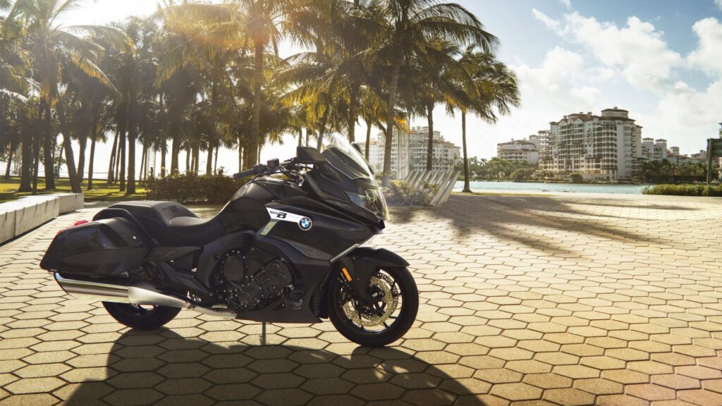 BMW K 1600 B 2025 em por do sol.