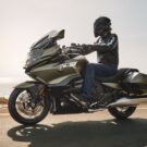 BMW K 1600 GTL 2025 na estrada.