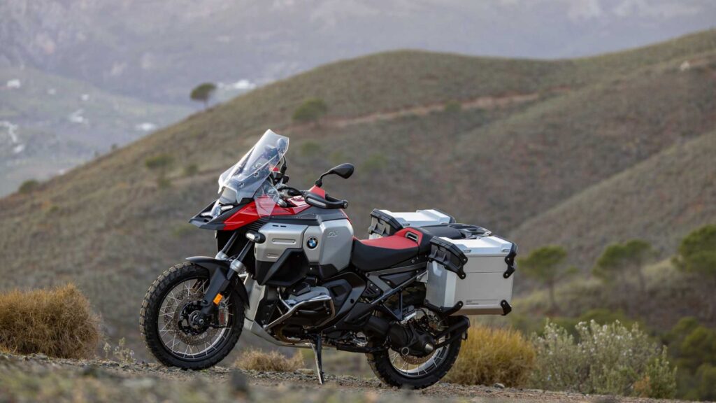 BMW R 1250 GS 2025 em montanha.