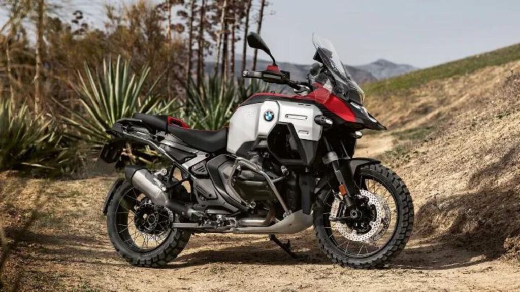 Lateral da BMW R 1250 GS Adventure 2025.
