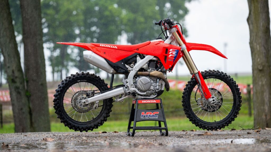 Lateral da Honda CRF 450 2025.
