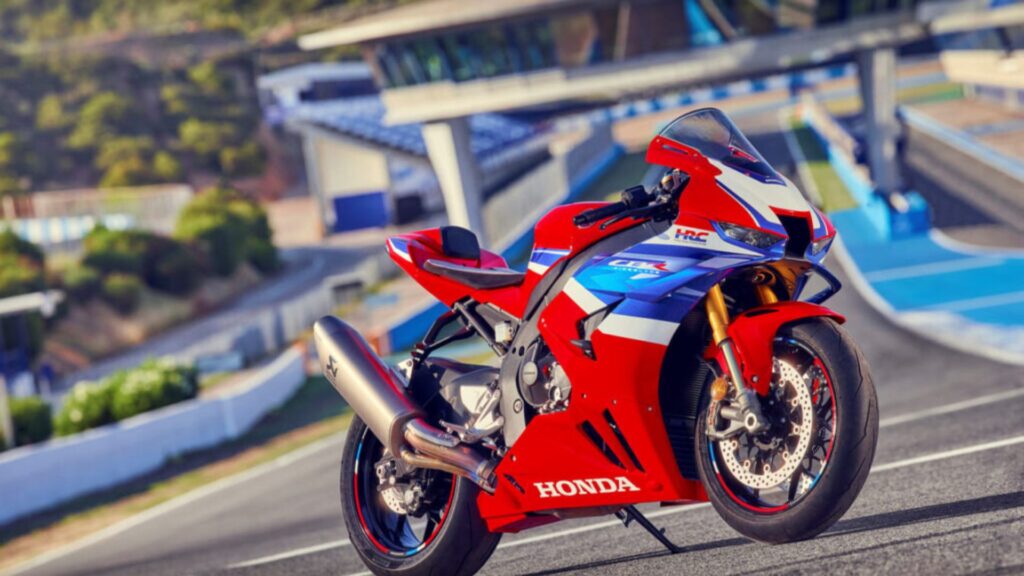Honda CBR 1000RR-R Fireblade SP 2025 na diagonal.