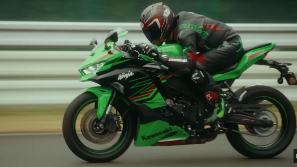 Lateral da Kawasaki Ninja ZX-4R 2025.