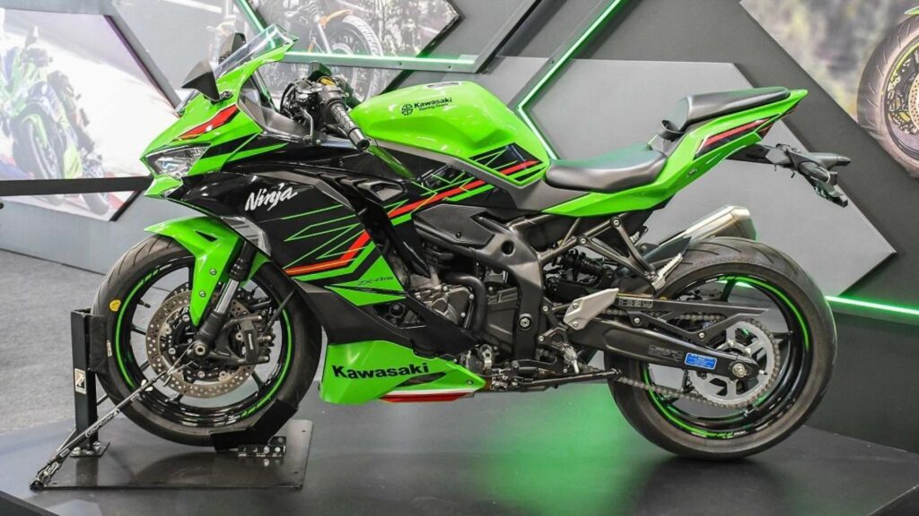 Lateral da Kawasaki Ninja ZX-4R 2025.