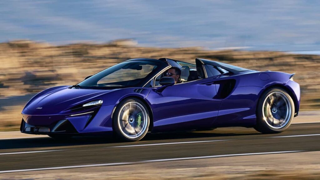 Lateral da McLaren Artura 2025.