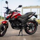 Dianteira da Shineray JEF 150s 2025 vermelha.