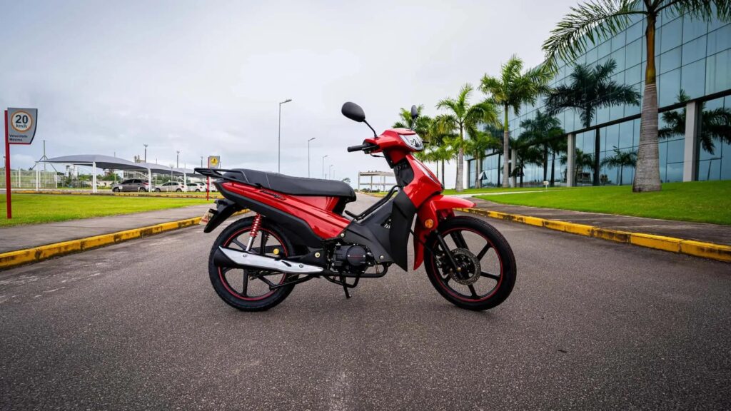 Lateral da Shineray PHOENIX S EFI 2025 vermelha.