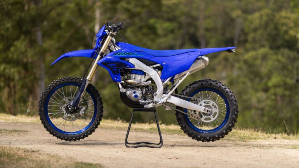 Lateral da Yamaha WR450F 2025.