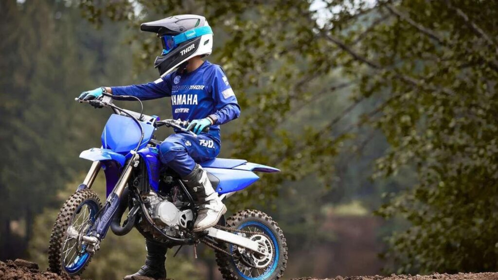 Lateral da Yamaha YZ65 2025.