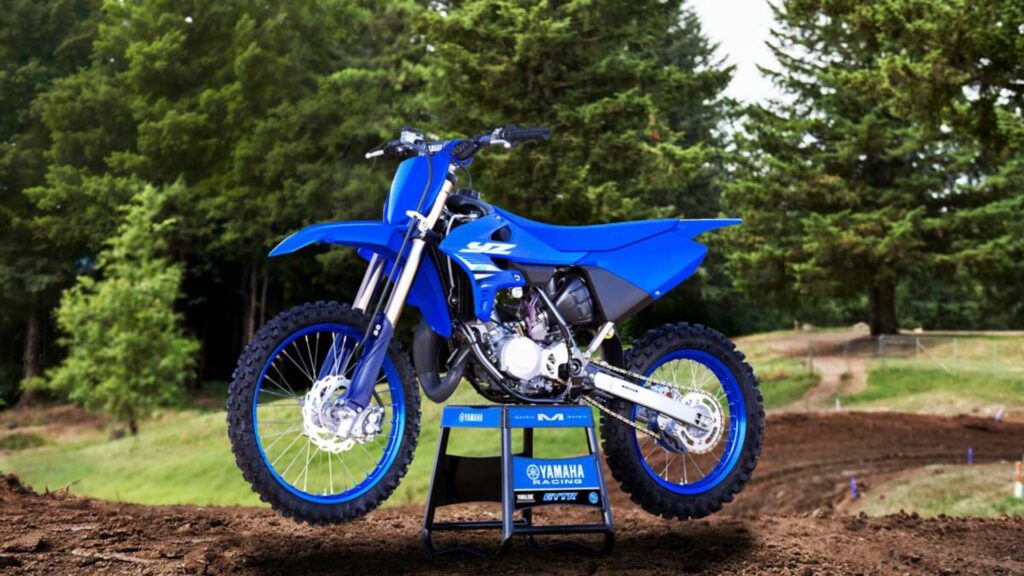 Yamaha YZ85LW 2025 parada em pista.