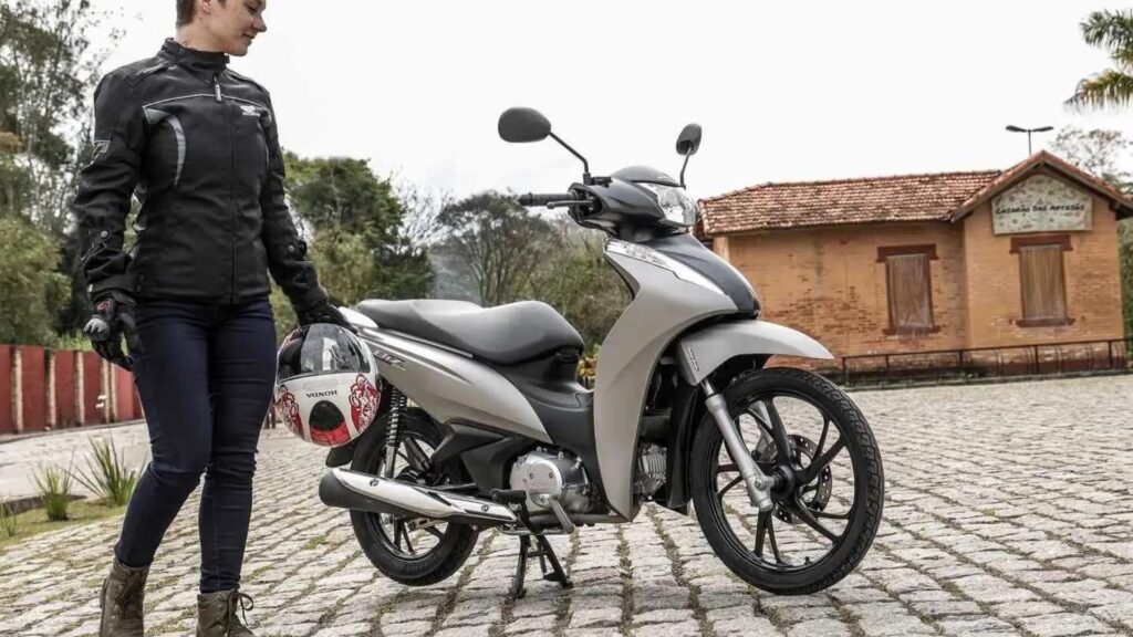 Honda Biz 2025 estacionada.
