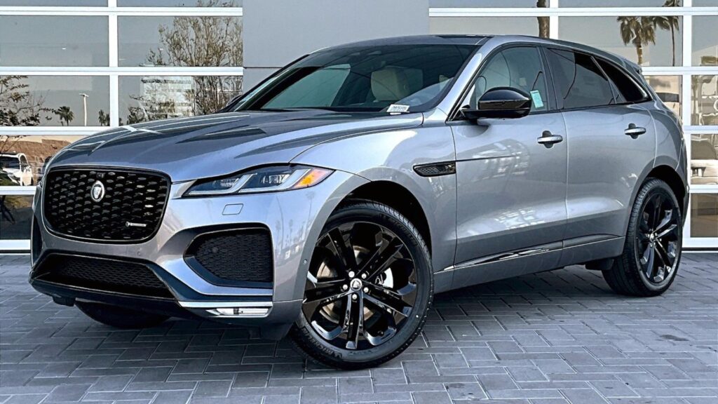 Jaguar F-Pace 2025 prata na diagonal.
