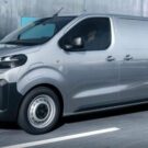 Peugeot e-Expert 2025 em movimento.