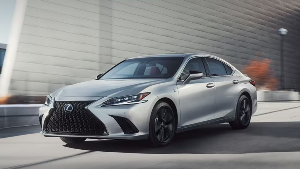 Lexus ES 2025 em movimento.