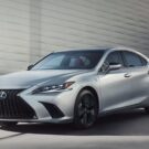 Lexus ES 2025 em movimento.