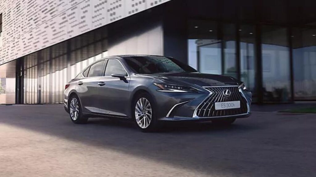 Lexus ES 2025 em movimento.