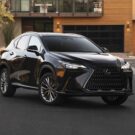 Lexus NX 2025 preto na diagonal.