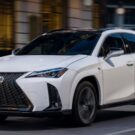 Dianteira do Lexus UX 2025.