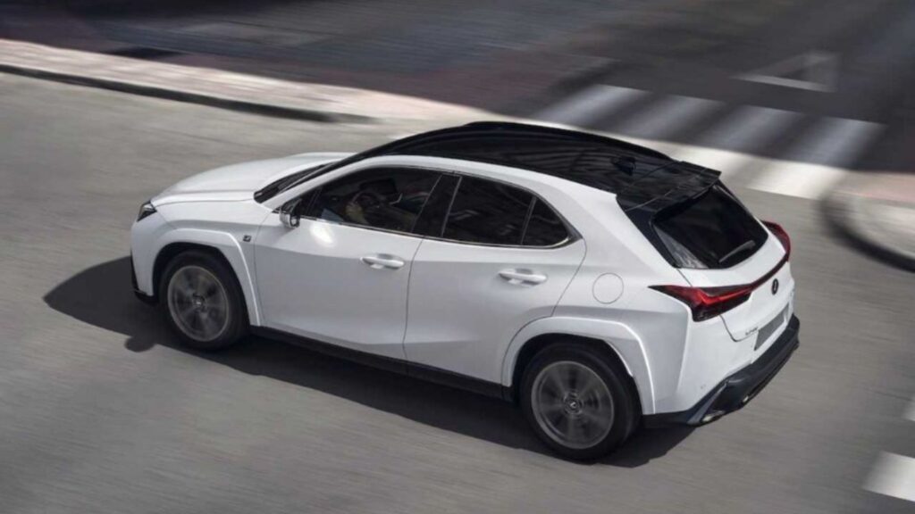 Lexus UX 2025 na estrada visto de cima.